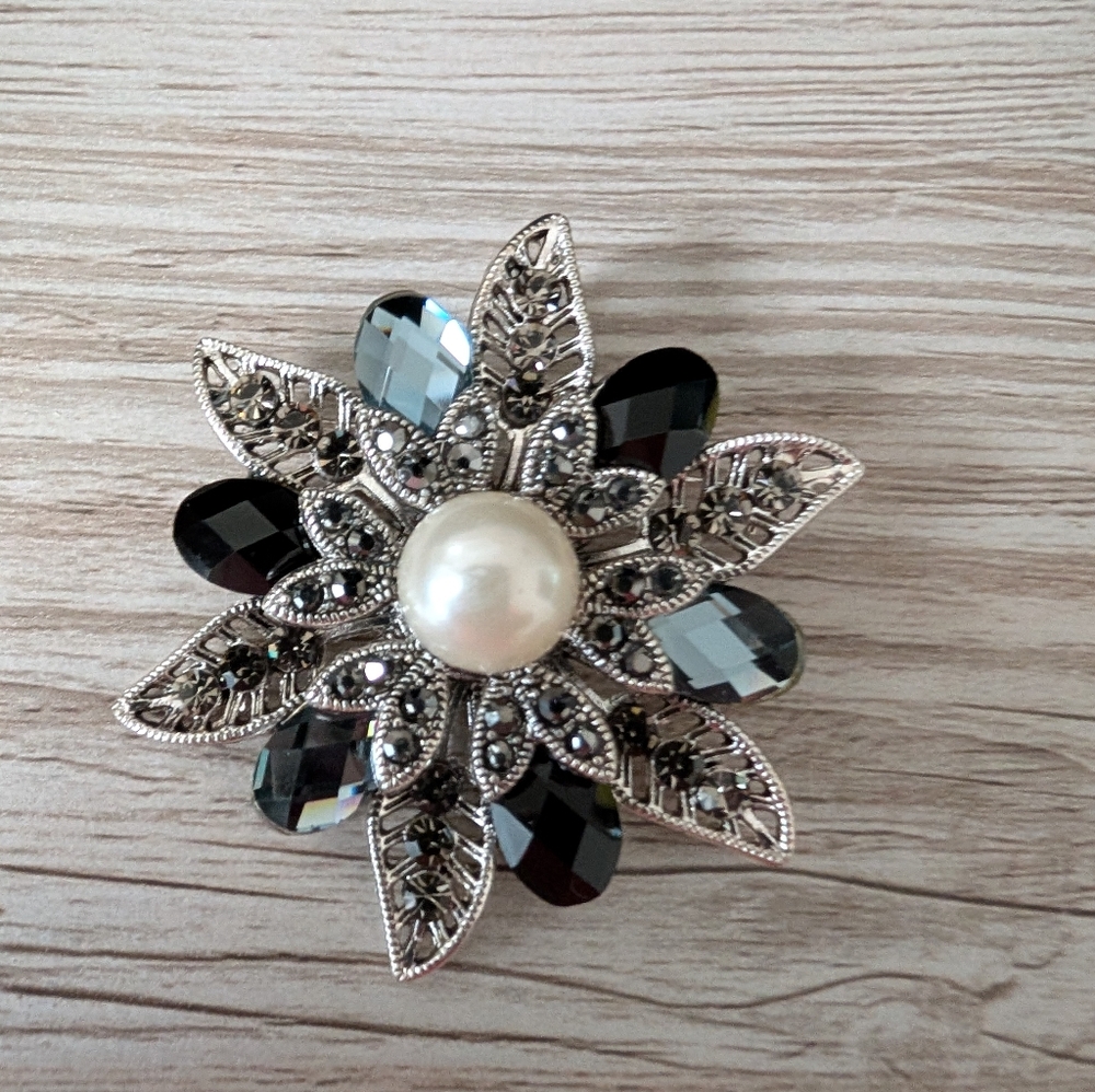 Elegant Silver and Black Floral Brooch. Add This Piece To Your Collection 🖤